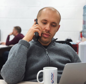 

Как проводить переговоры?
Просто импровизирую, располагаю к себе человека, общение, обаяние человека, и потом смотрю есть поток или нет, есть конекшн. Если нету и не чувствуете, то лучше ничего не предлагать даже.