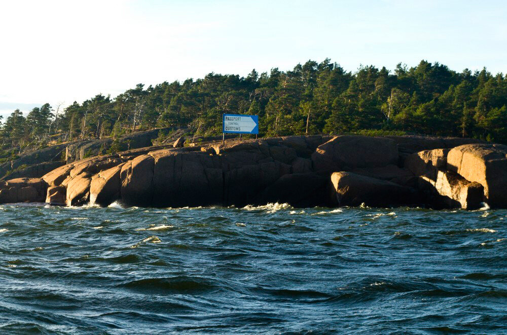 Знак, что где-то тут находится пункт паспортного контоля
