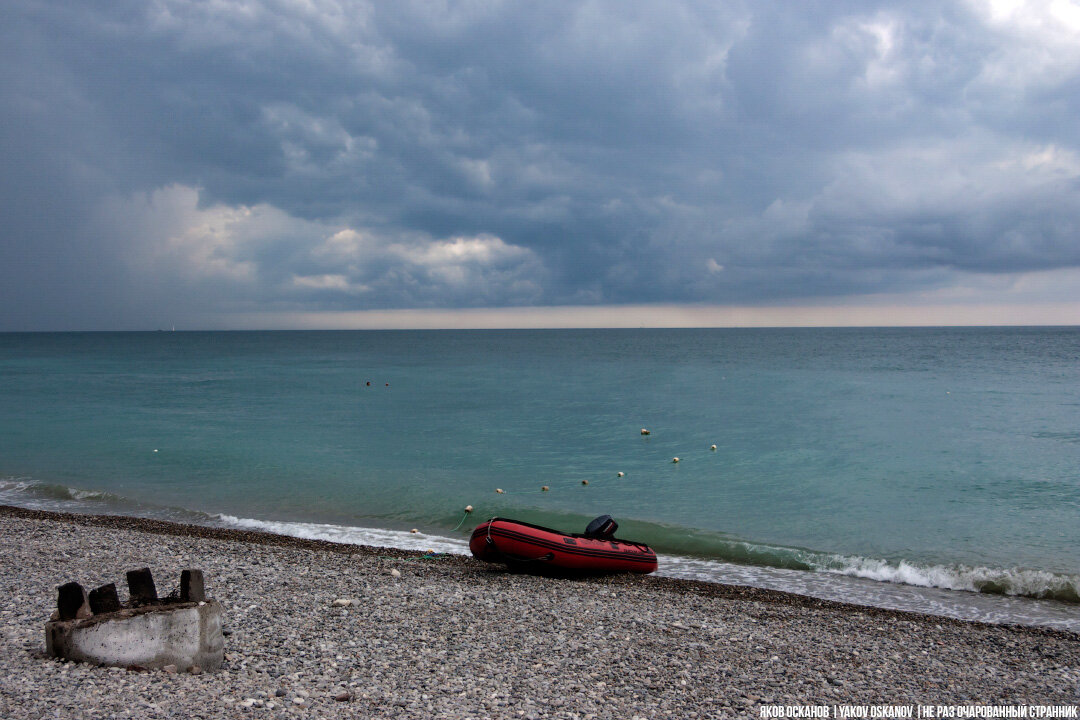 Берег утыкан бетонными живописными инсталляциями как встарь. :)