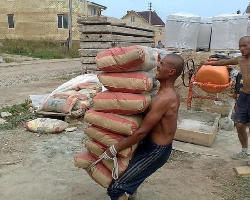 В таком режиме его колени и спина долго не проживут. Источник: memedroid.com