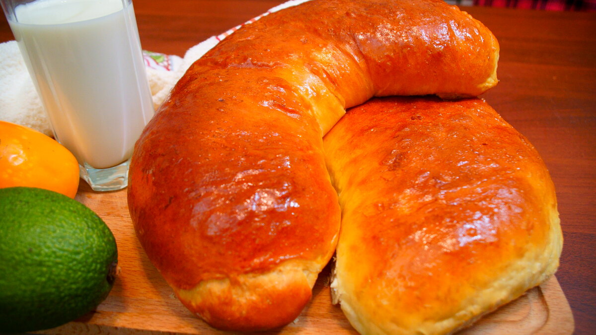 Пошаговый рецепт приготовления грушевого пирога: Для нашего рецепта понадобится груша любого сорта, но не слишком жесткая. Для приготовления теста понадобится 250 мл.л. теплого кефира в который добавляем 3 ст.л. сахара и 1 ч.л. быстродействующих дрожжей и хорошо перемешиваем. В отдельную миску разбиваем 2 яйца. Добавляем 50 гр. сливочного масла, 1 ч.л. ванильного сахара и тщательно перемешиваем. Выливаем кефирно-дрожжевую массу в миску с основой из яйца с маслом и перемешиваем. 