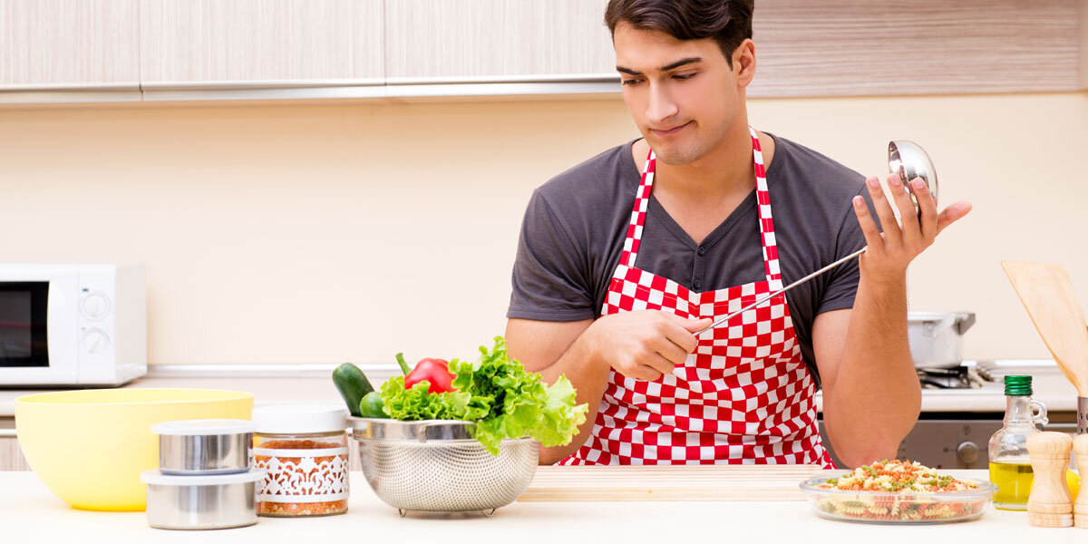 Male cooking. Мужчина готовит на кухне. Вегетарианство и подростки. Турецкий муж готовит. Отказ от мяса тренд.