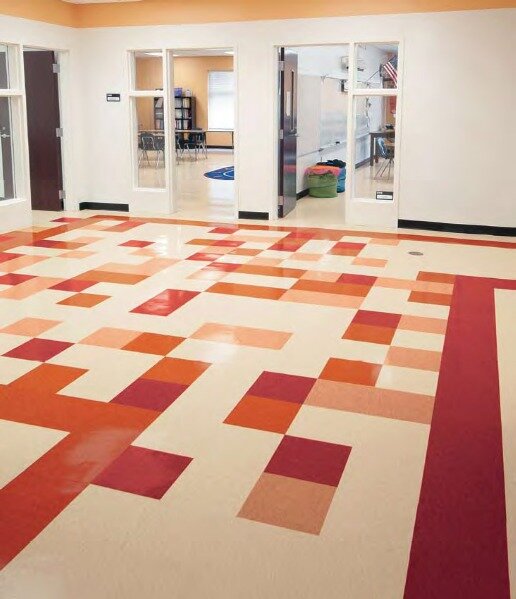 В последние годы ассортимент рынка строительных материалов значительно расширился.  В линейке напольных покрытий, таких как ламинат, паркет, линолеум,  свою нишу по праву заняли кварцевые напольные покрытия. 
Кварц (агломерат кварца) – это природный минерал, получаемый из горных пород. Он обладает высокой прочностью и применяется в виде дополнительного компонента в различных строительных смесях. 
В наливных напольных покрытиях, на основе полиуретановой или эпоксидной смолы, так же применяется кварцевый песок. Он в значительной мере повышает показатели прочности и износостойкости напольного покрытия. 
