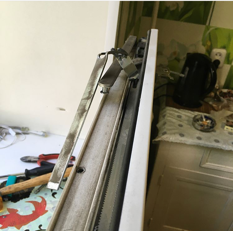 Верхний элемент створки -ножницы, этот механизм позволяет откидывать створку. При износе может оборваться и створка выпадет. 