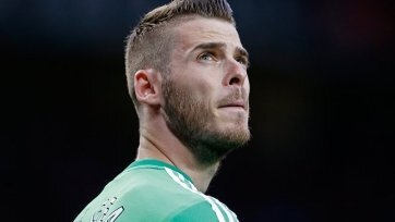 Фото: bbc.co.ukПо данным Daily Mail, 28-летний Де Хеа абсолютно не против остаться на «Олд Траффорд», но только при лучших, чем сейчас, финансовых условиях. Испанец хочет наряду с чилийцем Алексисом Санчесом стать самым высокооплачиваемым игроком команды. Южноамериканец получает в «Манчестер Юнайтед» около 350 тыс фунтов в неделю (396 тыс евро).
