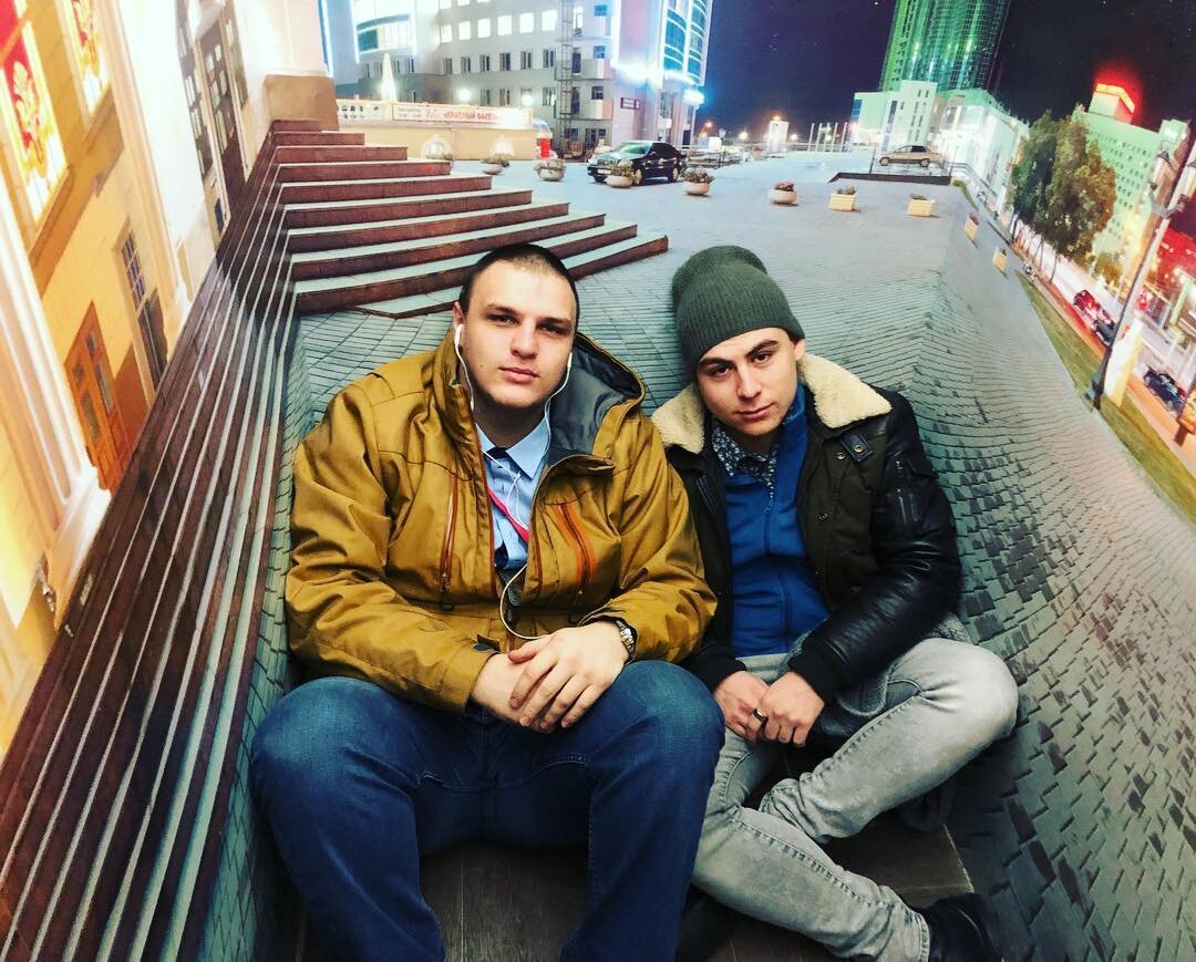 "Трое в лифте"