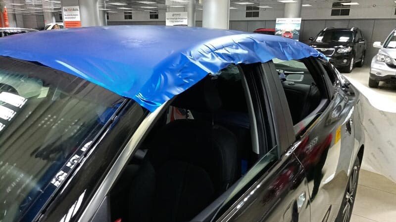 Если делаете первый раз самостоятельно, то рекомендую начинать оклейку машины постепенно, с малых деталей. Потому что важен опыт. Например, начинаем с капота, багажника, крыши или крыла. Для этого не нужно брать много плёнки, подойдет 2-3 метра. Но в процессе прочувствуете все тонкости данной работы, как нужно делать грамотно и без ошибок.
