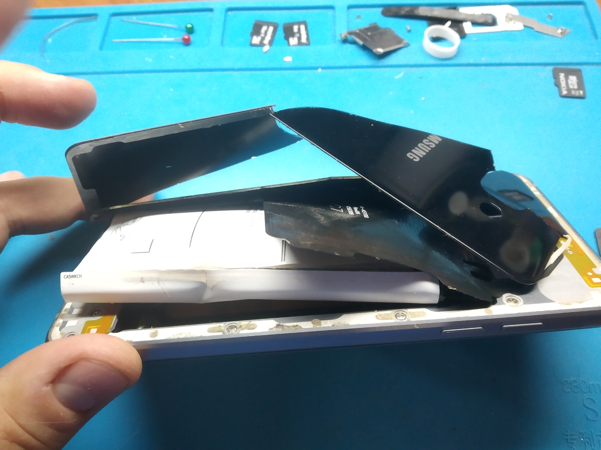 На модели Samsung a5 лопнула задняя крышка.