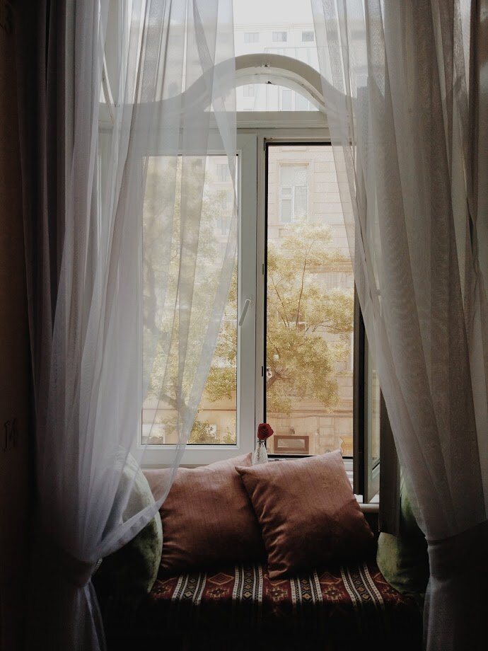 Окно в комнате хостела, где я жила