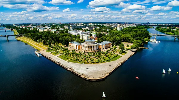 Старинный русский город Тверь был центром могущественного Тверского княжества, которое соперничало с Москвой за лидерство. Но в 1485 году оно окончательно проиграло, вошло в состав Московского государства, и все амбиции тверских князей остались в истории.
