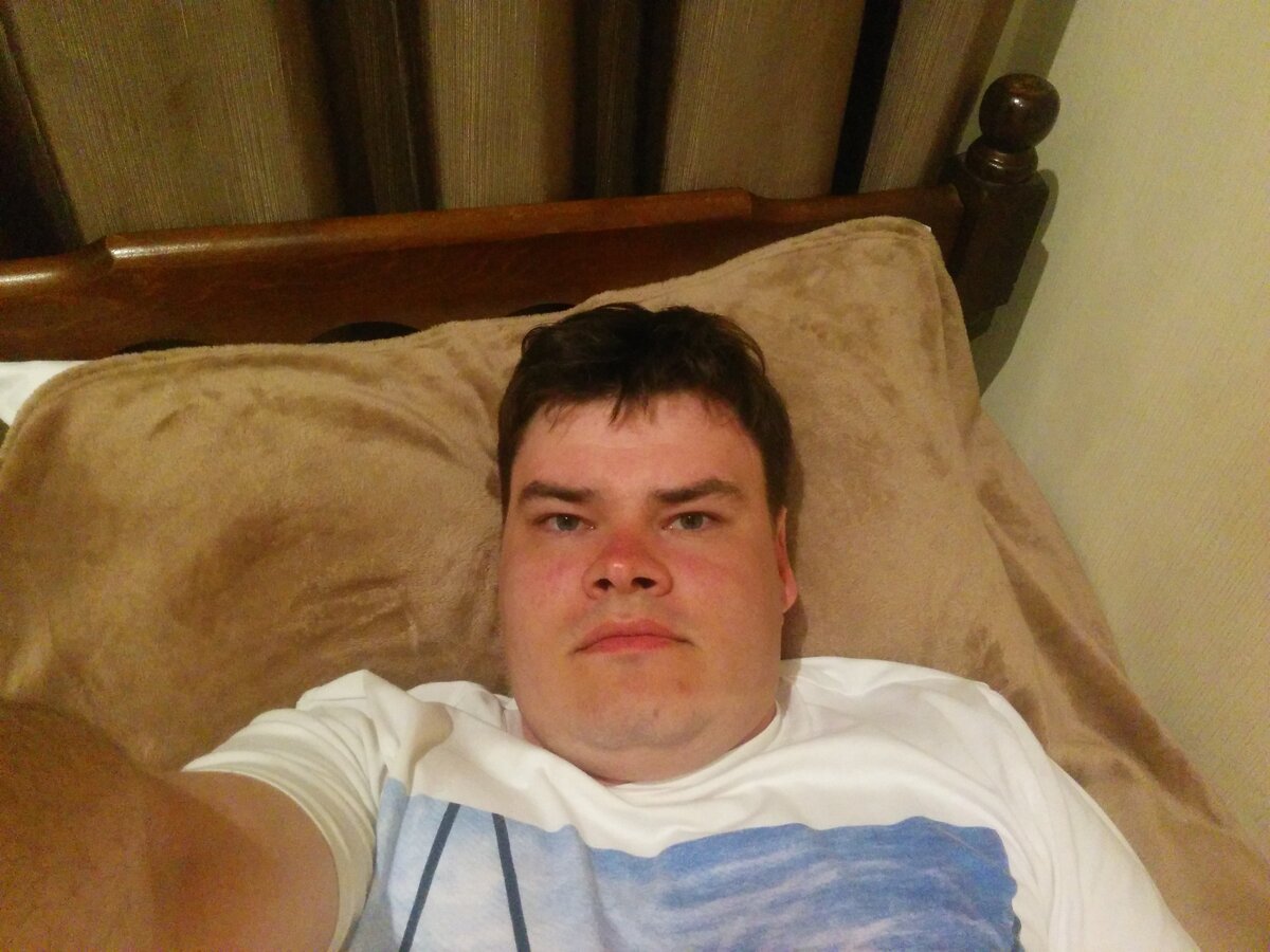 фотографировался на память о путешествии, а не на выставку, строго не судите за огромные щёки — я шучу