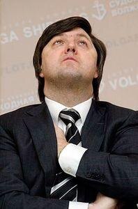    Игорь Левитин
Виктор Олерский
    С начала июня в Московском городском суде возобновился процесс  двенадцати членов кингисеппской ОПГ и бывшего члена Совета Федерации  Игоря Изместьева. Семь бандитов уже получили от 6 до 19 лет лишения свободы.  По версии обвинения, среди многочисленных убийств и покушений,  организованных «кингисеппскими», заказчиком по меньшей мере трёх  эпизодов выступал сенатор от Башкирии. Возможно, именно Игорь  Владимирович будет назван организатором покушения на сына президента Башкортостана, своего бывшего делового партнёра и тогдашнего главы корпорации «Башнефть» Урала Рахимова.  
