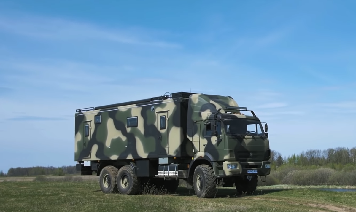 Специальная окраска в стиле милитаризм (камуфляж). На кузове имеется много дополнительных ящиков хранилища. 2 двери с отдельными лестницами. Одна основная, а вторая что бы нырять в снег.