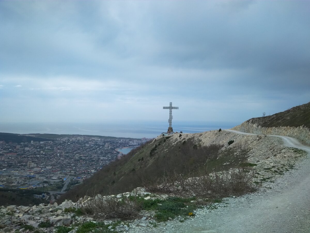 крест в геленджике на горе