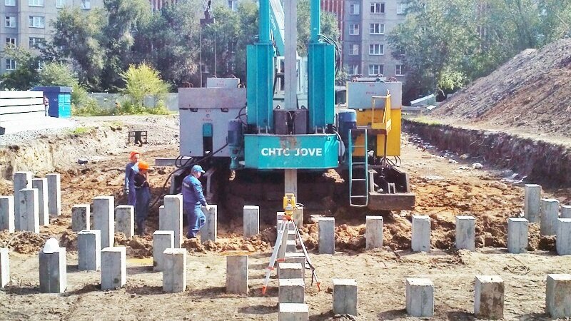 Вдавливание железобетонных свай под фунамент