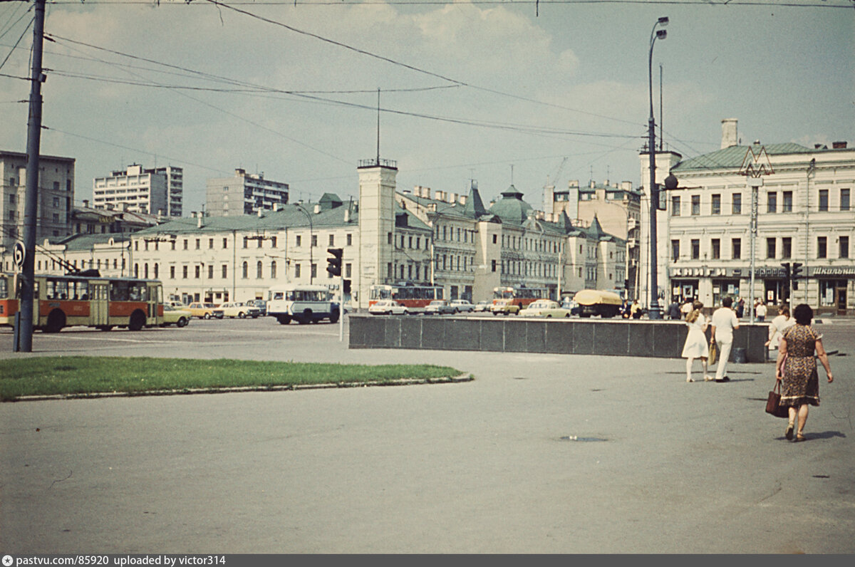 Выход из метро в 1985 году. Фото: Виктор Зырянов