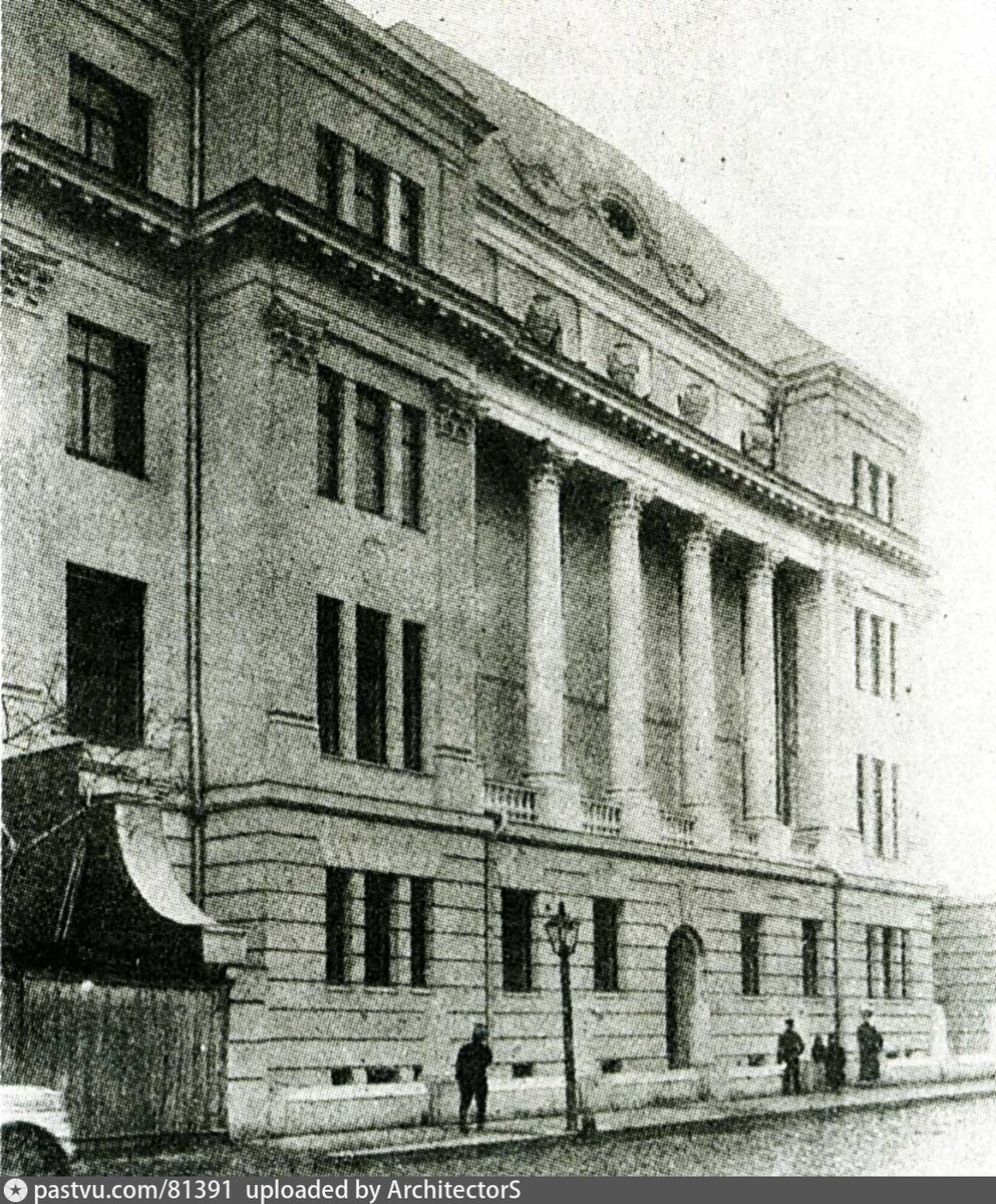 1914 год, дом еще новый. Видны декоративные стенки, невесть зачем перегораживающие тротуар