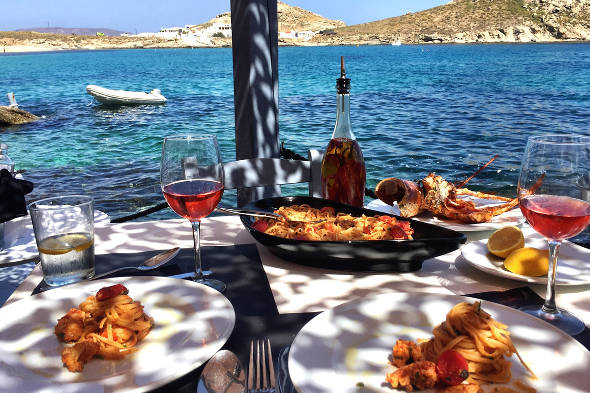 Пища берег. Ужин на пляже. Пища берег. Пикник на берегу. Стол с едой на природе.