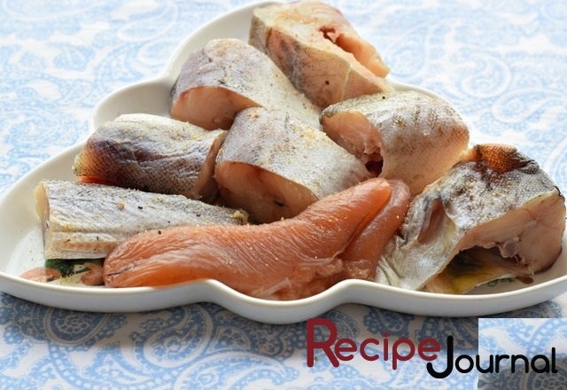 Рыбу промыть, удалить ненужные плавники, обсушить салфеткой.