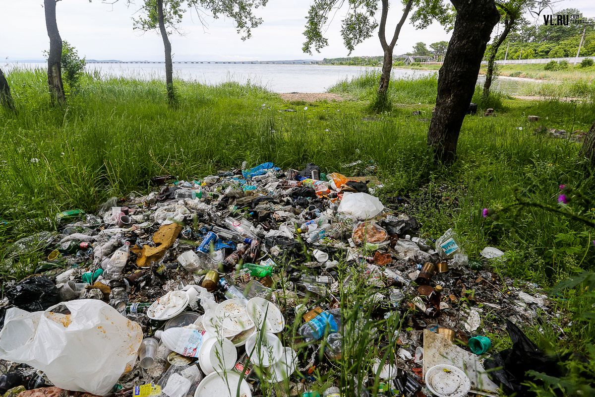 Свалка мусора на берегу озера. Так делать нельзя! Спасибо, что остаётесь с нами.
