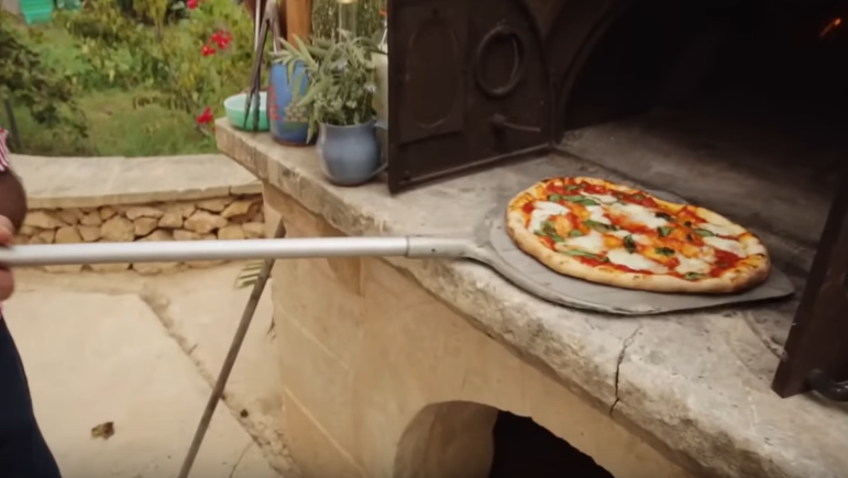 традиционная итальянская пицца из печи