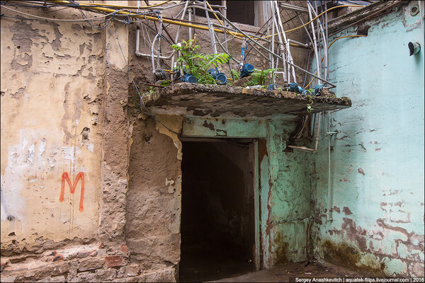 Как в бакинских трущобах люди воруют воду из городского водопровода