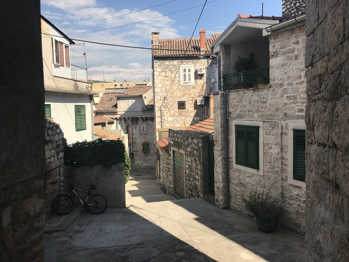 Типичная улица старого района города Шибеник