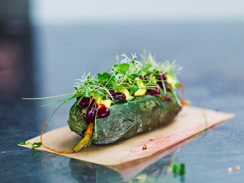 Хот-дог будущего из сушеной моркови и водорослей – рецепт из Future Food Today от Space10. Фото dezeen.com