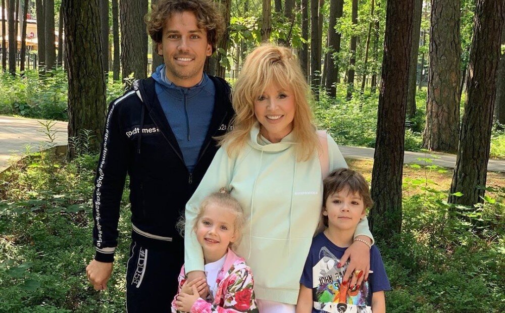                                                     на фото Алла Пугачова, Максим Галкин и ихни дети Гарри, и Лиза 