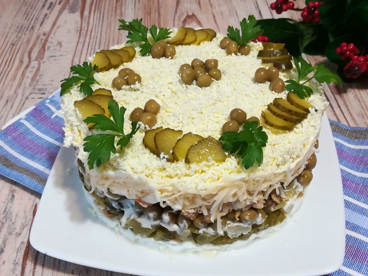 Салат торт с курицей и грибами