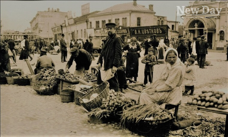 фото: торговля ахтубинскими фруктами на Арбатской площади