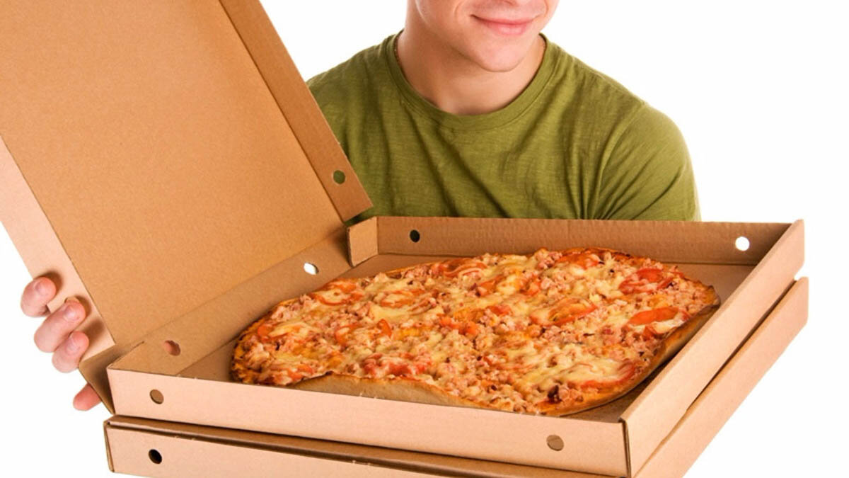 Поздравить в офисе коллег со своим днём рождения именно пиццой, обычное дело. Раньше в таких случаях покупался торт.