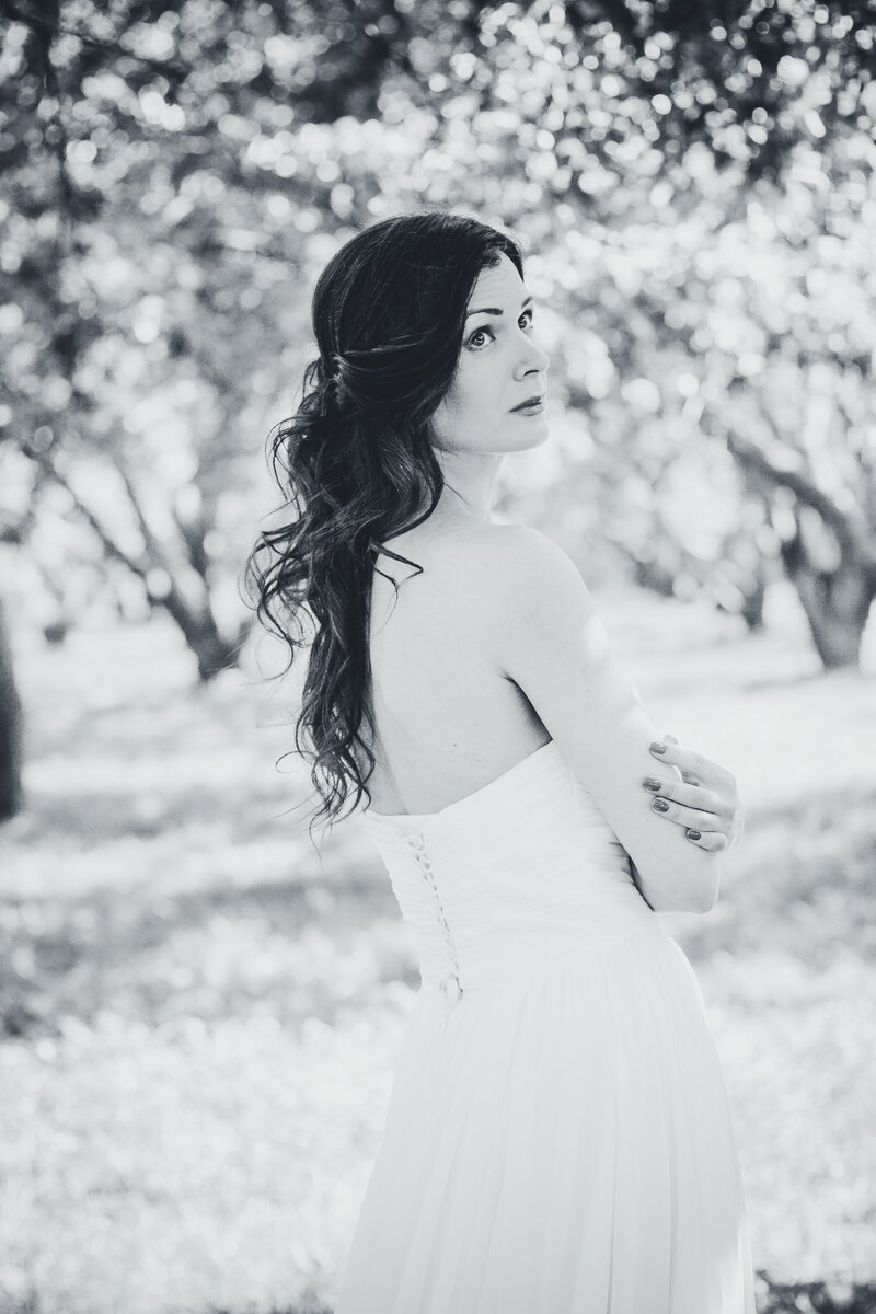 Этот пост будет не позитивный
⠀
предупредила
⠀
​
⠀
Тогда я работала в маленькой фотостудии в начале своей карьеры. Мы занимались печатью фото даже с пленок, делали багеты к картинам, устраивали выставки (кстати тогда и состоялся мой дебют в качестве серьёзного​ фотографа, работы которого «висят на стеночке»),
делали реставрации старых​ фотографий и продавали пленку и рамочки​ всякие веселенькие.
⠀
Мне принесли фотографию друга, который в начале прошлого​ лета вернулся с армии.​ Принесли фотографию с военного билета (других у него не было)​ и попросили сделать черную ленту.
⠀
Оказалось человека больше нет, спрыгнул с крыши. Все знакомые и друзья, а это человек 40-50 (да так много и мы все общались) пришли на его похороны.
⠀
Я не ходила.
Все что осталось от человека — черно белая фотография с военника 3х4.​
⠀
​