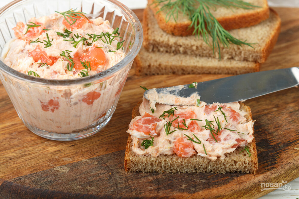 Нежный мусс с красной рыбой на хлебе