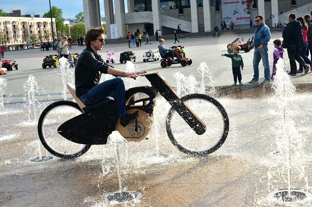 В общей сложности, ребята под руководством учителя изготовили три модели деревянного велосипеда © / Из личного архива