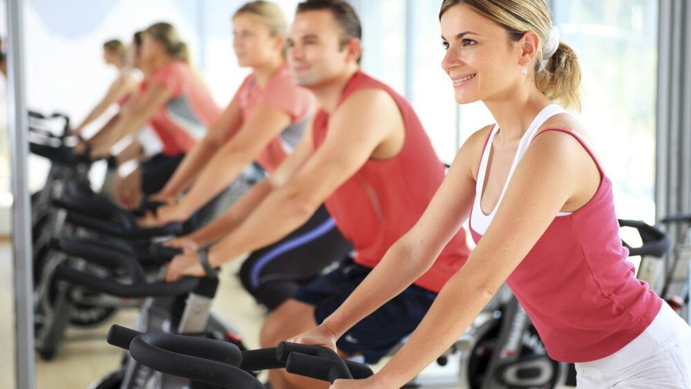 недорогой хороший фитнес. физические нагрузки. фитнес. занятия в тренажерном зале. олимпик москва фитнес клуб.