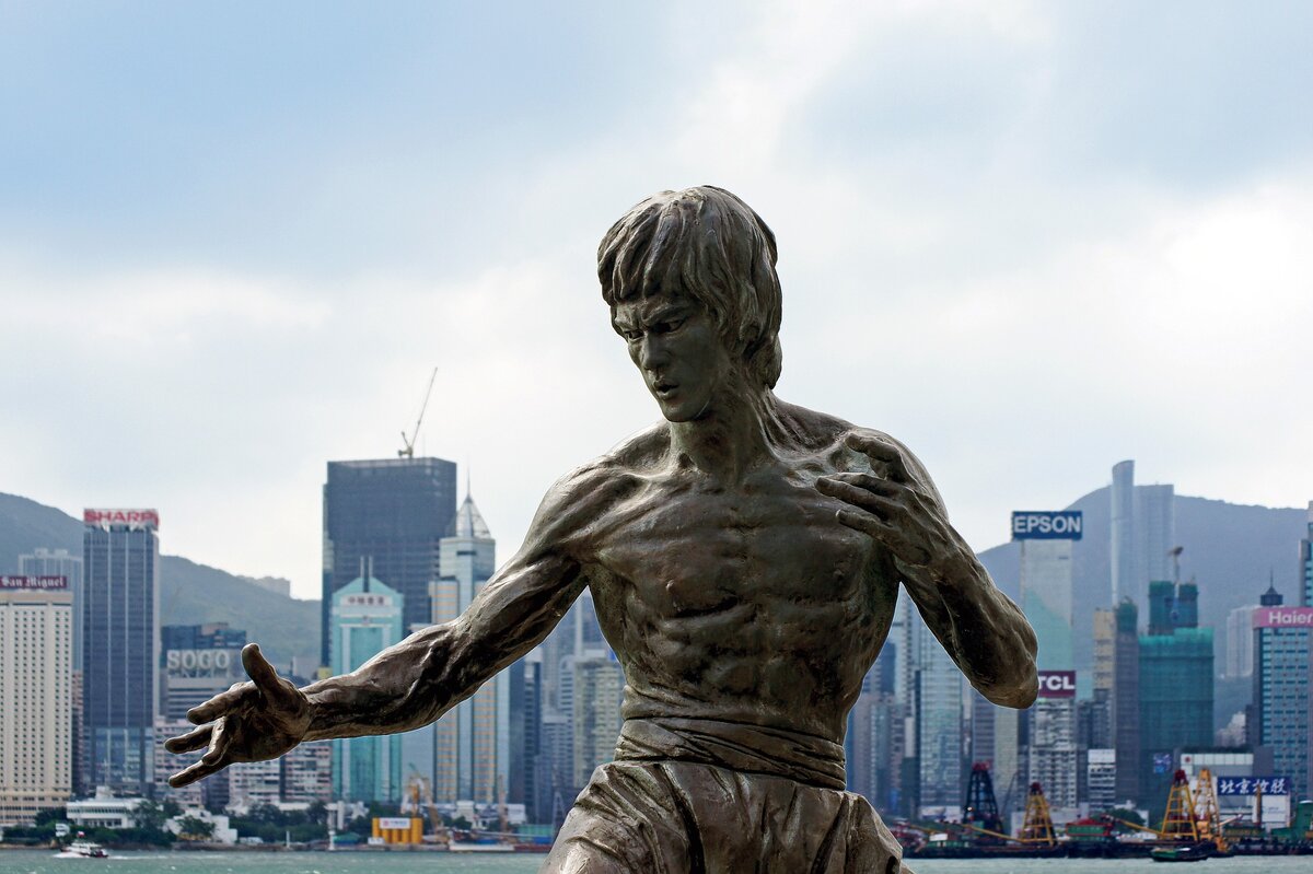 https://pixabay.com/get/54e1d3474f53a914f6d1867dda6d49214b6ac3e45656714977267ed590/bruce-lee-2164515_1920.jpg