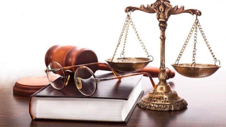 Картинка из интернета. На самом деле работа юриста выглядит совсем не так.