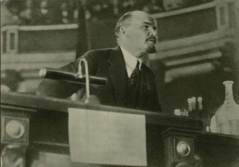 2. Владимир Ленин выступает с докладом о международном положении на заседании II конгресса Коминтерна