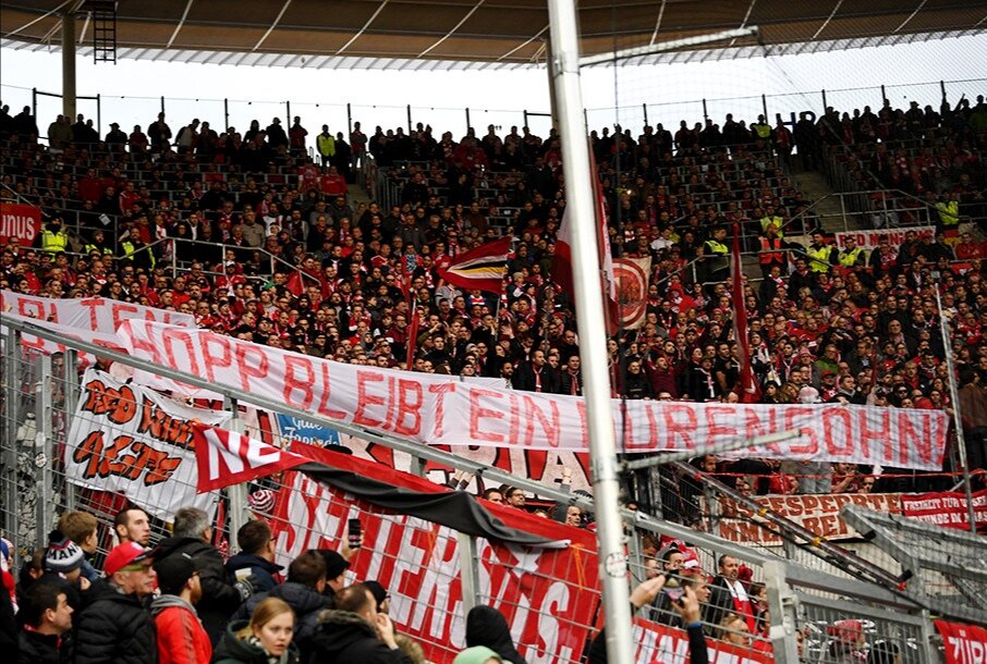 Банер с оскорблением Дитмара Хопа. 