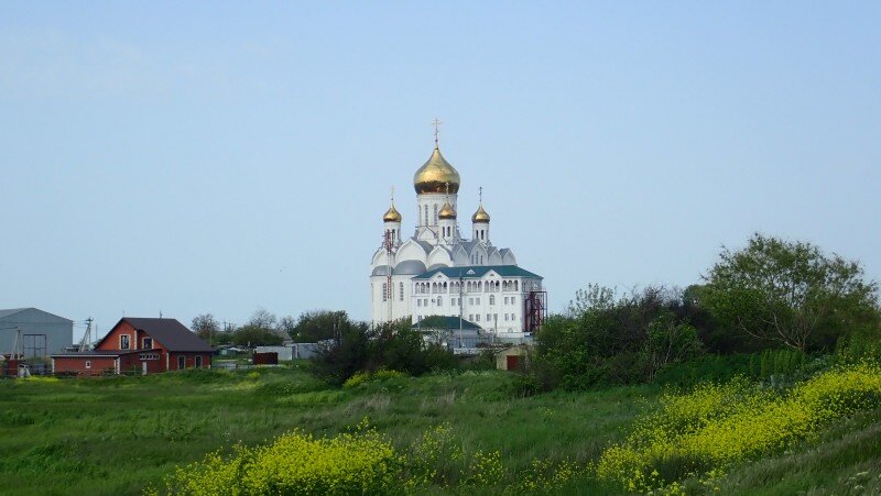 Пос. Приазовский и Троицкий храм.