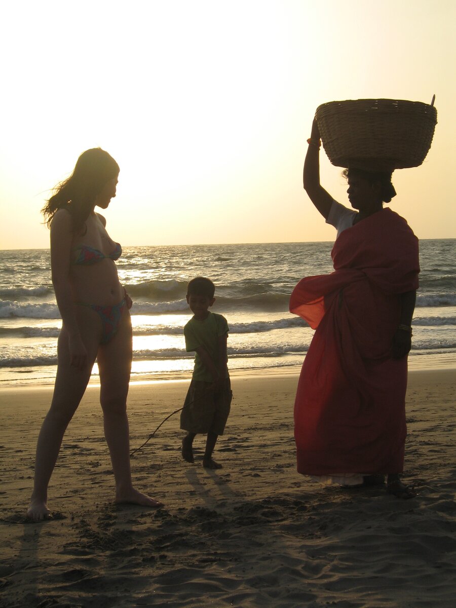 Берег Аравийского моря Индийского океана. Носить грузы на голове там очень популярно. Видела даже как индианка несла на голове огромную корзину с навозом, лошадиным кажется.