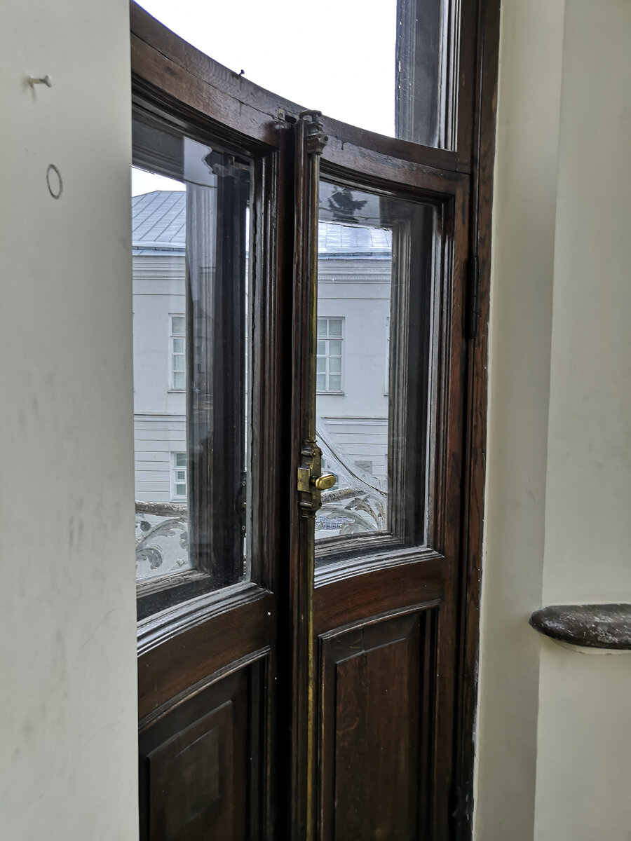 Все запорные механизмы дверей в целости и рабочем состоянии.