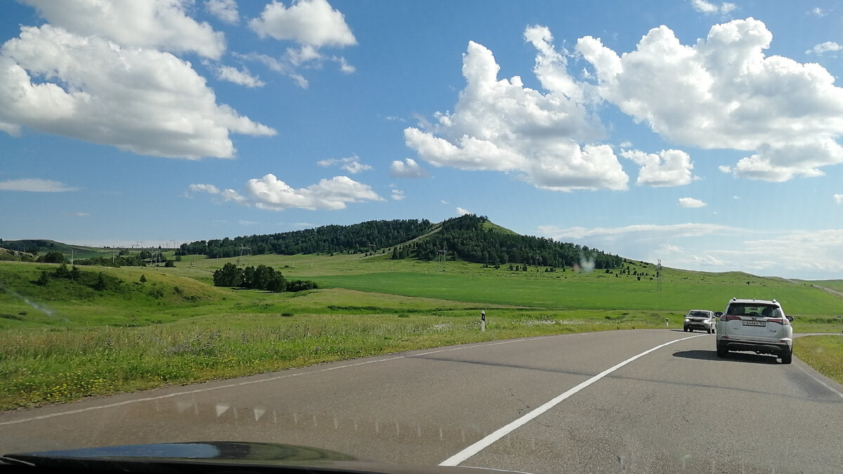 По дороге с облаками. Фото сделано из машины