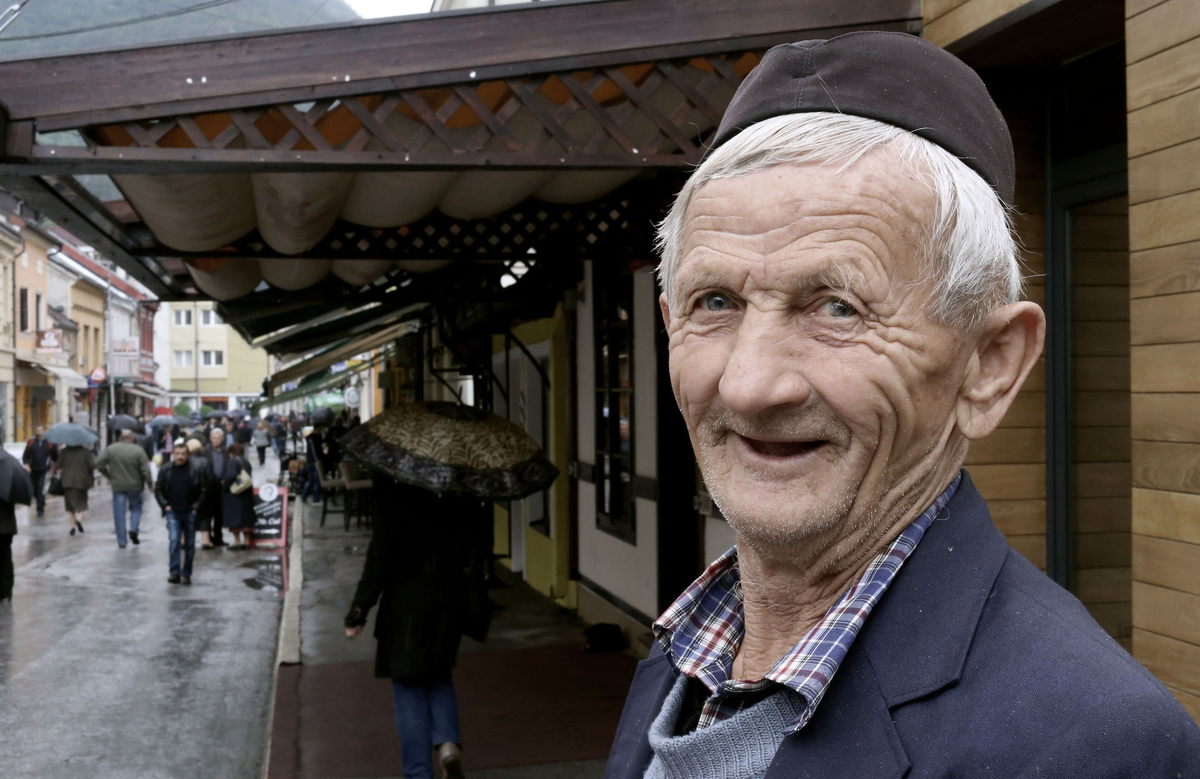 Самое пожилое население. Сербский старик. Старик европеец. Старая Европа люди. Сербия люди.