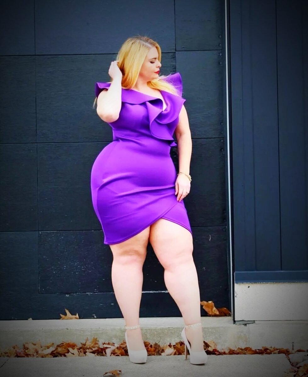 Красивая девушка плюс сайз. Но как мне жалко её ноги. Это очень травматично для кожи бедер и зоны бикини, может приводить к воспалениям и инфицированию