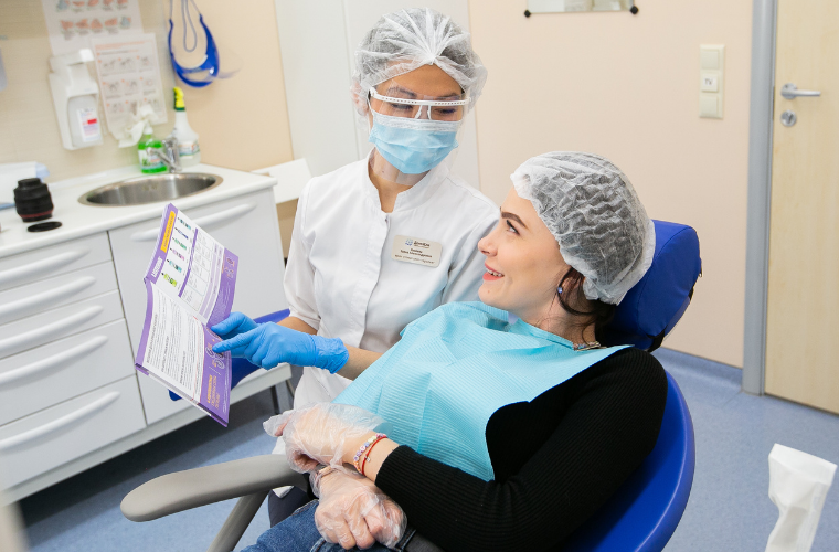 Беременным нужно регулярно проходить осмотры у стоматолога.