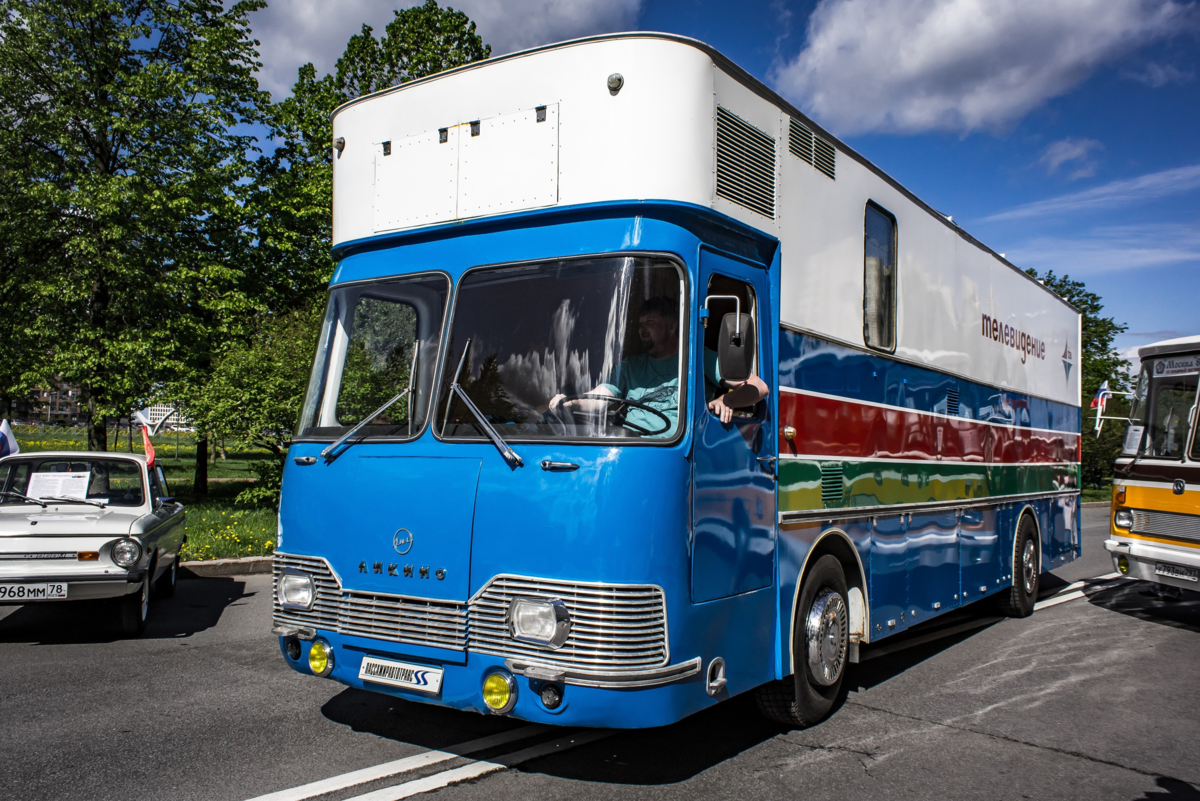 Хромированная окантовка на передней маске позаимствована у экспортных вариантов ЛиАЗ-677.