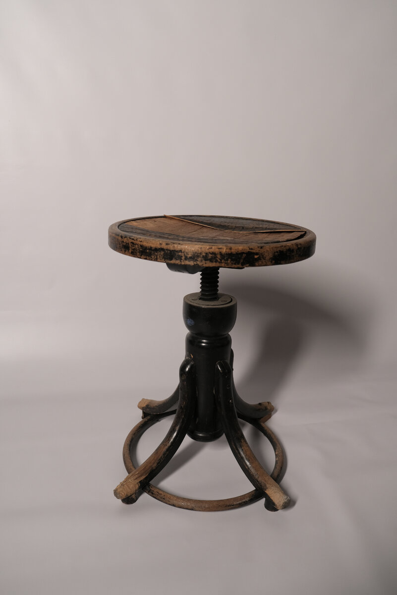 Вот в таком состоянии табурет был до реставрации