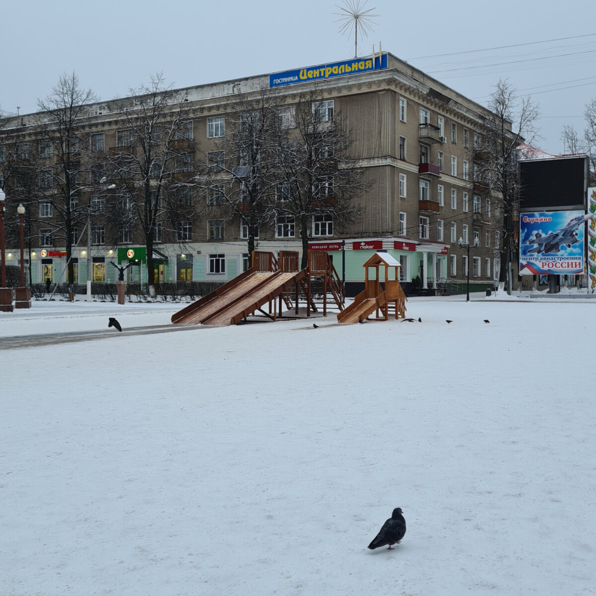 Помню, в том году перед НГ ездила в самую рань к открытию администрации, около которых стоят эти две прекрасные горочки, моего производства, чтобы я где-то расписалась и мне, конец, оплатили мою же работу. 